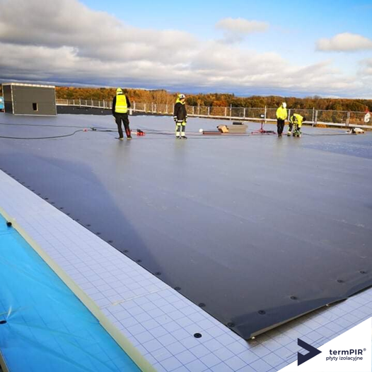 Плоская кровля из термПИР монтаж мембраны Плоская кровля из термПИР монтаж мембраны
